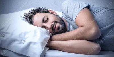 眠っている男映画
