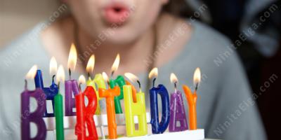 誕生日ケーキのろうそくの火を吹き消す映画