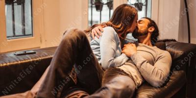 ソファでセックス映画