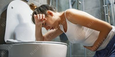 嘔吐する女性映画