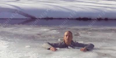 氷の中を落ちる映画