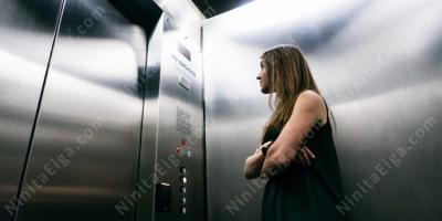 エレベーターで立ち往生映画